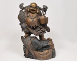 Antiga Escultura chinesa em madeira nobre ricamente entalhada representando Buda da Fortuna. Med: 40 x 20 x 70cm (No Estado)