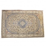TAPETE - Antigo tapete NAIN  nas cores bege e marrom predominantes com decoração floral. Med.: 3,50 x 2,40m