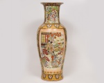 MANDARIM - Magnífico e grande vaso floreira chinês do Século XIX confeccionado em porcelana, decoração mandarim com paisagens, gueixas, flores e casarios. Peça apresenta restauro na borda. Med: 96cm de altura