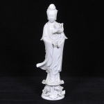 BLANC DE CHINE - Linda escultura em porcelana oriental dita blanc de chine ricamente vitrificada representando " Deusa Guanyin ". Med.: 36 cm.