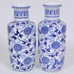 Par de vasos em porcelana chinesa Blue and White decorado com flores e folhas. Med: 36cm Peça marcada na base