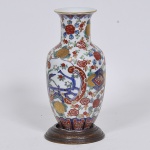GOLD IMARI - Vaso floreira confeccionado em porcelana japonesa ricamente  policromada e decorada com flores, folhas, rosáceas com detalhes em dourado. Peça marcada na base. Med: 29cm. Acompanha peanha em madeira nobre patinada.