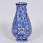 Vaso floreira confeccionado em porcelana ricamente esmaltada e decorada mariposas e borboletas, detalhes em dourado. Peça marcada na base. Med: 26cm.