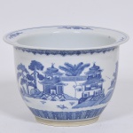 Cachepot em porcelana chinesa ricamente esmaltada com pagodes, folhas e flores. Med: 17 x 24cm