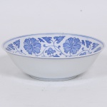 Saladeira em porcelana chinesa decorada em esmalte com flores e folhas (Peça apresenta fio de cabelo) Med: 23 x 7cm