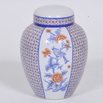 Potiche bojudo com tampa em porcelana branca ricamente pintada a mão com geométricos e galeria central com flores, aves e folhas. Med: 14cm