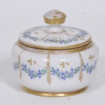 Delicado porta jóias em porcelana branca decorado em esmalte com guirlandas e folhas com detalhes em dourado. Pega da tampa em forma de pinha. Med: 12 x 12cm