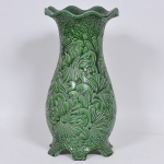Imponente vaso floreira em cerâmica esmaltada na cor verde e trabalhada em relevo com motivos florais. Bordas onduladas Med: 53cm