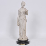 Escultura em resina italiana representando "Ele de Thorvaldsen", base circular na cor preta. . Meds: 65,0 cm