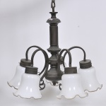 Belíssimo lustre para 05 lâmpadas com estrutura em metal, hastes recurvas e cúpulas em vidro opalinado na cor branca com bordas onduladas.