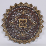 Mandala em madeira nobre policromada com elementos fitomorfos, filigranados; peça de rara beleza e difícil execução. Diam: 58,5 cm