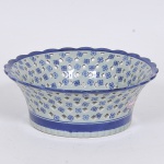 Antiga saladeira chinesa em porcelana powder blue do Século XIX, ricamente decorado em esmalte com paisagens e flores, cercadura trabalhada em vazado e bordas onduladas. Peça marcada na base. Med: 25 x 9cm