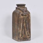 Antigo vaso confeccionado em terracota mexicana decorado com frisos em relevo formando corda. Med: 36 x 20 x 20cm