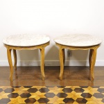Par de mesas auxiliares confeccionadas em madeira nobre entalhada com tampo em mármore branco rajado. Med: 74 x 62cm