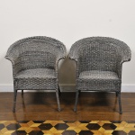 Par de poltronas com estrutura em metal revestida em vimmi na cor cinza. Med: 65 x 42 x 66cm