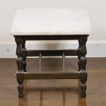 Mesa de cabeceira confeccionada em madeira nobre, pés torneados, parte inferior unida por travessões. Tampo em mármore branco. Med: 40 x 40 x 37cm