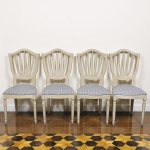 Lote composto por 04 cadeiras confeccionadas em madeira nobre entalhada e patinada com encosto vazado e assento estofado e revestido em tecido na cor azul. Med: 95 x 43 x 46cm