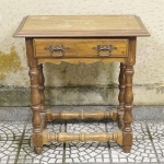 Móvel auxiliar confeccionado em madeira nobre com uma gaveta no estilo rústico, pés torneados, puxadores e aplicações em metal. Med: 82 x 48 x 86cm
