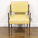 Poltrona da década de 1960 com estrutura em Jacarandá, assento e encosto estofado e revestido em couro na cor amarelo. Med: 79 x 69 x 46cm