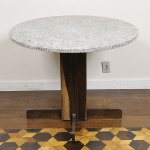 Belíssima mesa de apoio estilo contemporâneo confeccionada em madeira nobre entalhada, pés ripados e bonito tampo em granito cinza. Med: 100 x 76cm