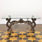 Belíssima mesa  baixa de centro estilo Luis XV confeccionada em madeira nobre ricamente entalhada com os pés e hastes recurvas e tampo em cristal 8mm. Med: 46 x 120 x 60cm