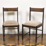 Par de Cadeiras da década de 1960 confeccionadas em madeira nobre entalhada, encosto ripado e assento estofado e revestido em tecido na cor marrom. Med:  77 x 48 x 47 cm.