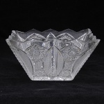 Belíssimo centro de mesa estilo art deco em cristal europeu ricamente lapidado com palmas, treliças e geométricos, base estrelada e bordas recortadas. (apresenta bicados nas bordas) Med: 24 x 24 x 13cm