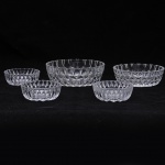 Jogo para salada composto por duas saladeiras e 3 bowls  estilo art deco em cristal europeu ricamente lapidado com geométricos, Med: 20 x 7cm, 17 x 6cm e 13 x 4cm