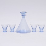 Conjunto para licor em demi cristal europeu no tom azul estilo art deco composto por licoreira e quatro copinhos. Med licoreira: 20cm medida dos copos: 7cm