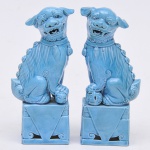 Par de cães de fó confeccionados em cerâmica chinesa ricamente esmaltada e vitrificada no tom azul. Med: 15cm