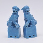 Par de cães de fó confeccionados em cerâmica chinesa ricamente esmaltada e vitrificada no tom azul. Med: 26cm