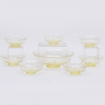 Conjunto para saladas em demi cristal europeu no tom amarelo composto por uma saladeira e 7 bows para salada. MEd: 22 x 7cm e 13 x 5cm
