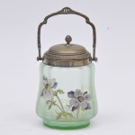 Porta algodão confeccionado em vidro artístico decorado em esmalte com flores e folhas e guarnição em metal, pega da tampa em forma de pinha. Med: 20cm