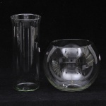 Lote composto por duas peças em demi cristal translúcido sendo um vaso cilíndrico e um vaso bojudo dito aquário. Med: 22 e 14cm