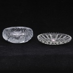 Lote composto por dois cinzeiros em demi cristal europeu lapidados nos padrões geométricos. Med: 12 e 14cm