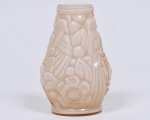 CARRILLO - Vaso art deco circa 1940 confeccionado em vidro opalinado ricamente lapidado com flores e aves em alto relevo. Peça Assinada. Med: 18cm