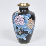 Antigo vaso floreira confeccionado em metal esmaltado a técnica cloisonne , no predominante tom negro com rica decoração com flores, folhas e borboletas . Med: 31cm