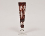 Belíssima tulipa circa 1930 confeccionada em cristal na tonalidade double rubi, ricamente lapidada e bisotada com palmas, frisos e cabochons com base raiada. Med: 29cm de altura x 7cm de diâmetro
