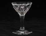 MOSER - Taça para vinho estilo art deco em cristal francês translúcido década de 1930, com base exagonal, fuste facetado e lapidação dedão. Med: 13cm de altura Peça Marcada na base