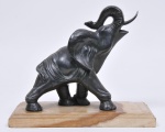 Belíssima escultura confeccionada em petit bronze ricamente cinzelado representando "Elefante" com base em ônix rajado. Med: 32 x 16 x 26cm