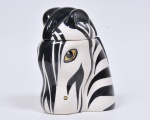 Bela biscoiteira art deco confeccionada em porcelana européia no feitio de cabeça de zebra, ricamente esmaltada e vitrificada. Med:  Alt 16 x comp 18 x larg 13cm