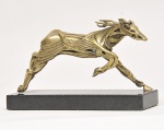 Escultura art deco em bronze dourado e ricamente cinzelado representando "Cavalo" sobre base em mármore negro. Med: 30 x 9 x 19cm