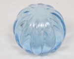 Elegante pinha estilo art deco confeccionada em vidro de murano no tom azul ricamente trabalhada em gomos. Med: 10cm
