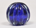 Elegante pinha estilo art deco confeccionada em vidro de murano no tom azul ricamente trabalhada em gomos. Med: 10cm