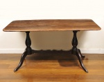 Mesa de Jantar confeccionada em madeira nobre entalhada, base torneada e unida por travessão, pés recurvos, tampo liso. Med: 156 x 90 x 79cm