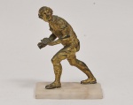 Antiga escultura confeccionada em bronze folheado a ouro representando "Figura Masculina" sobre base em mármore branco rajado. Peça Numerada. Ausência de Assinatura. Med: 16 x 11 x 22cm