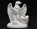 VELHO PARIS - antigo porta caneta esculpida em porcelana velho paris na tonalidade branca retratando "ave" e decorada com resquícios de douração. Peça marcada na base. Med: 10 x 7 x 13cm