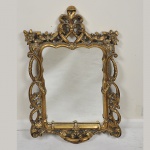 Antigo espelho em cristal com moldura em madeira nobre entalhada e dourada com trabalhos em vazados com riqueza no entalhe representando flores, folhagens e volutas. Med: 120 x 64cm