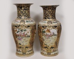 Par de Grandes vasos chineses em porcelana ricamente decorada com paisagens, figuras, animais, acantos, concheados, folhas e flores em rica policromia e baixo relevo. Med: 79cm de altura x 31cm de diâmetro