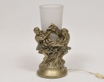 Luminária estilo art deco com estrututa em material sintético dourado ricamente esculpido representando "Figuras", cúpula em vidro satinado no formato cilíndrico. Med: 39cm
